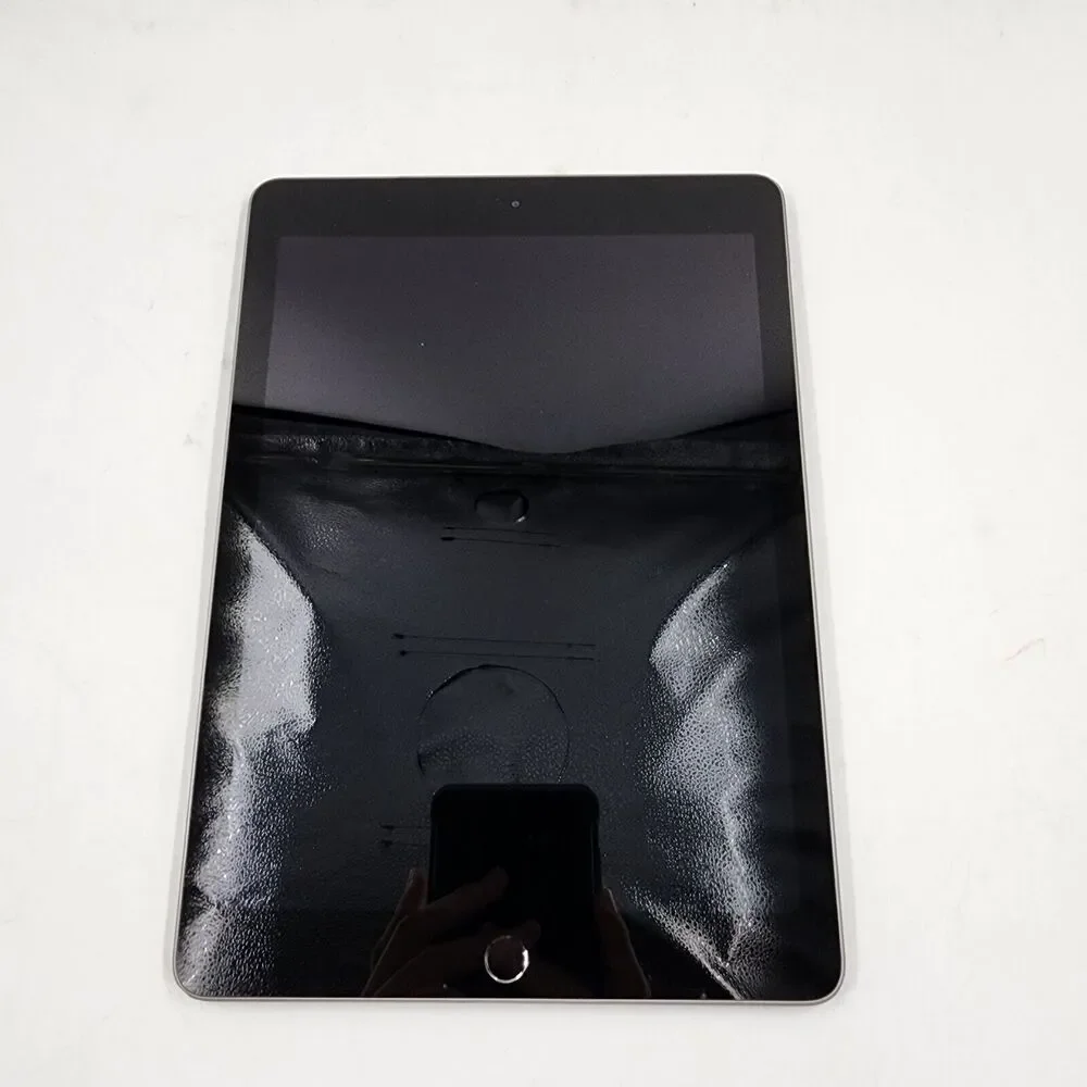 Apple - 9.7-Inch iPad 6th Gen with Wi-Fi - 128GB - Space Gray - Picture 5 of 14